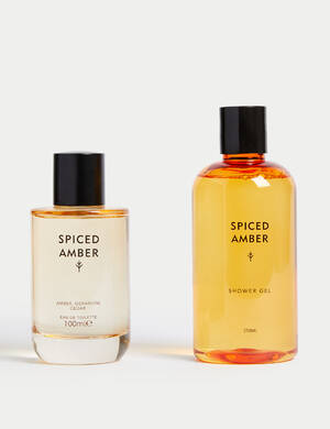 marksandspencer_XMAS2023_GIFTSHOP_T20_0651_panska darkova sada AMBER_ toaletni voda_sprchovy gel_499Kc_foto2.jpg
